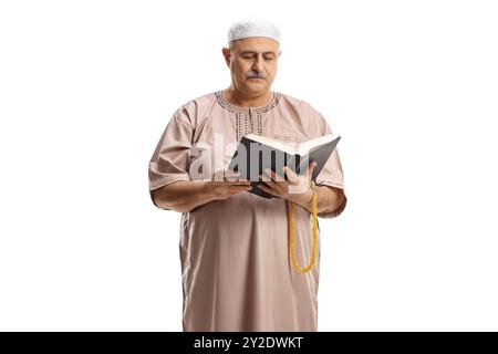Muslimischer Mann in traditioneller Kleidung liest ein Buch isoliert auf weißem Hintergrund Stockfoto