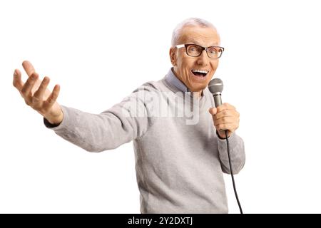 Gelegentlicher älterer Mann singt auf einem Mikrofon isoliert auf weißem Hintergrund Stockfoto