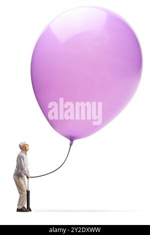 Profilaufnahme eines älteren Mannes, der einen großen violetten Ballon mit einer Handpumpe auf weißem Hintergrund pumpt Stockfoto