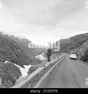 Tatsächlich 29-7-1968 : Stopp! Gasgefahr vor uns! Der touristische Verkehr in den längsten Tunneln der neuen Ganzjahresstraße über Røldal und Haukeli hat Probleme bereitet: Sie sind so voller Gas, dass die Straßenbehörden die Straße durch den Berg manchmal sperren mussten. Lüftungssysteme werden etwa 10 Millionen NOK Kosten. Und diejenigen, die nicht durch den Tunnel entkommen, haben nichts verpasst. Im Gegenteil. Ein mächtiges Panorama eröffnet sich für Autofahrer, die die „alte Straße“ durch das Berghaus erklimmen müssen. Foto: Sverre A. Børretzen / aktuell / NTB ***FOTO NICHT VERARBEITET*** T Stockfoto