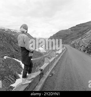 Tatsächlich 29-7-1968 : Stopp! Gasgefahr vor uns! Der touristische Verkehr in den längsten Tunneln der neuen Ganzjahresstraße über Røldal und Haukeli hat Probleme bereitet: Sie sind so voller Gas, dass die Straßenbehörden die Straße durch den Berg manchmal sperren mussten. Lüftungssysteme werden etwa 10 Millionen NOK Kosten. Und diejenigen, die nicht durch den Tunnel entkommen, haben nichts verpasst. Im Gegenteil. Ein mächtiges Panorama eröffnet sich für Autofahrer, die die „alte Straße“ durch das Berghaus erklimmen müssen. Foto: Sverre A. Børretzen / aktuell / NTB ***FOTO NICHT VERARBEITET*** T Stockfoto