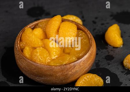 Geschälte Orangenmandarinen in Zuckersirup mariniert, Scheiben süßer Mandarinen in Zuckersirup Stockfoto