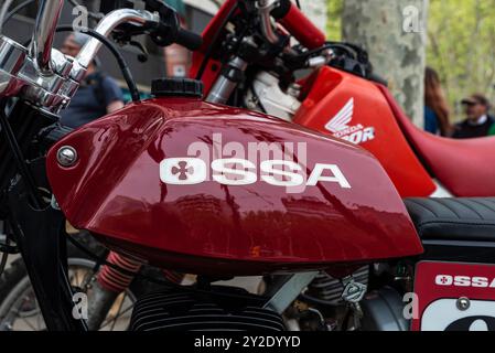 Barcelona, Spanien - 6. April 2024: Altes Retro-Granatmotorrad der Marke Ossa parkt auf einer Straße in Barcelona, Katalonien, Spanien Stockfoto