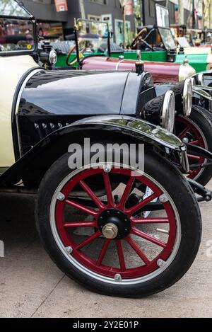 Barcelona, Spanien - 6. April 2024: Altes weißes Retro-Auto der Marke Chevrolet aus den 1920er Jahren parkt auf einer Straße in Barcelona, Katalonien, Spanien Stockfoto