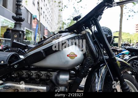 Barcelona, Spanien - 6. April 2024: Altes Retro-Motorrad der Marke Nimbus parkt auf einer Straße in Barcelona, Katalonien, Spanien Stockfoto