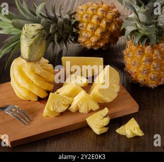 Diese frisch geschnittene Ananas mit ihrem Geschmack ist die perfekte Erinnerung an die süßen Momente des Lebens! Stockfoto