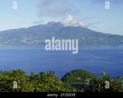 Gipfel des Vulkans Soufriere in Guadaloupe aus Sicht von Terre de haut, Les Saintes Stockfoto