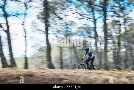 Kaukasischer Teenager im Wald, der Downhill-Radfahren praktiziert. Bargota, Navarra, Spanien, Europa. Sportkonzept. Stockfoto