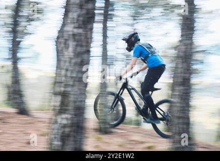 Kaukasischer Teenager im Wald, der Downhill-Radfahren praktiziert. Bargota, Navarra, Spanien, Europa. Sportkonzept. Stockfoto