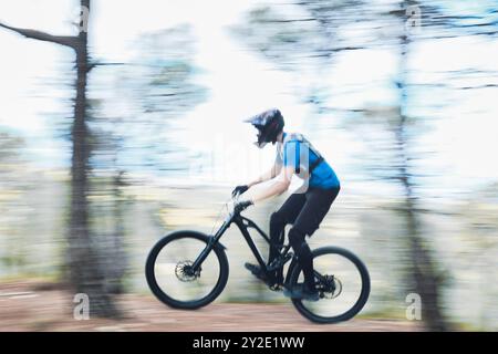 Kaukasischer Teenager im Wald, der Downhill-Radfahren praktiziert. Bargota, Navarra, Spanien, Europa. Sportkonzept. Stockfoto