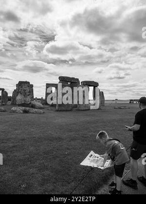 Schwarz-weiß-Dokument des Kindes mit Blick auf English Heritage Map, Stonehenge, Wiltshire, England, Vereinigtes Königreich, GB Stockfoto