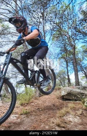 Kaukasischer Teenager im Wald, der Downhill-Radfahren praktiziert. Bargota, Navarra, Spanien, Europa. Sportkonzept. SPANIEN Copyright: XMikelxBilbaox/xVWPicsx M-24 Stockfoto