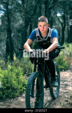 Kaukasischer Teenager im Wald mit dem Downhill-Fahrrad. Bargota, Navarra, Spanien, Europa. Sportkonzept. SPANIEN Copyright: XMikelxBilbaox/xVWPicsx M-24-09-08.j Stockfoto