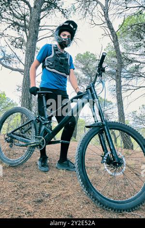 Kaukasischer Teenager im Wald, der Downhill-Radfahren praktiziert. Bargota, Navarra, Spanien, Europa. Sportkonzept. SPANIEN Copyright: XMikelxBilbaox/xVWPicsx M-24 Stockfoto