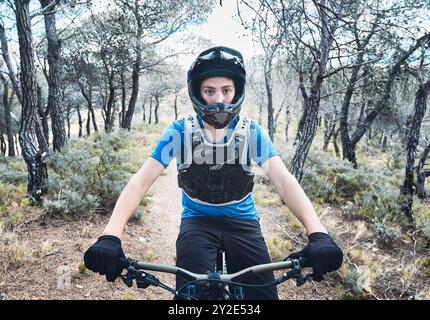 Kaukasischer Teenager im Wald, der Downhill-Radfahren praktiziert. Bargota, Navarra, Spanien, Europa. Sportkonzept. SPANIEN Copyright: XMikelxBilbaox/xVWPicsx M-24 Stockfoto