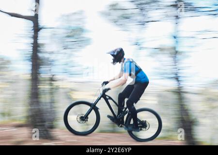 Kaukasischer Teenager im Wald, der Downhill-Radfahren praktiziert. Bargota, Navarra, Spanien, Europa. Sportkonzept. SPANIEN Copyright: XMikelxBilbaox/xVWPicsx M-24 Stockfoto