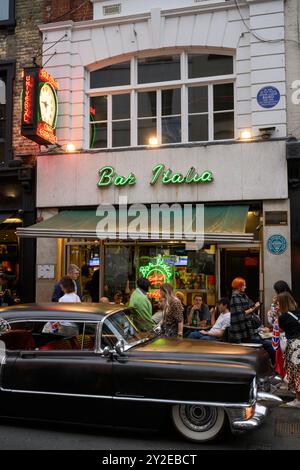 Ein klassisches Cadillac parkt vor der Bar Italia, Frith Street, Soho, London, Großbritannien. September 2024 Stockfoto