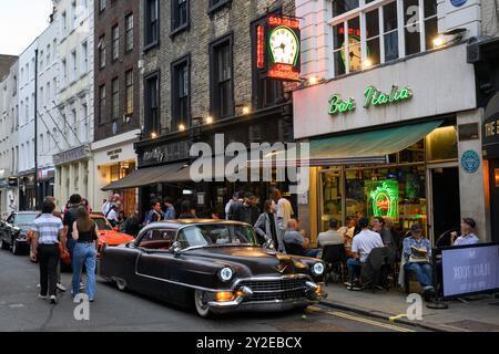 Ein klassisches Cadillac parkt vor der Bar Italia, Frith Street, Soho, London, Großbritannien. September 2024 Stockfoto