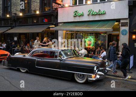 Ein klassisches Cadillac parkt vor der Bar Italia, Frith Street, Soho, London, Großbritannien. September 2024 Stockfoto