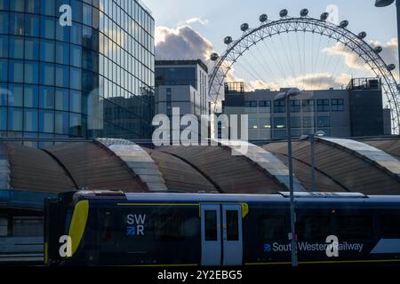 Das große Rad des London Eye spiegelt sich im Fenster eines Zuges. Waterloo Station, London, Großbritannien. Juli 2024 Stockfoto