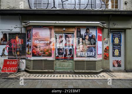 Geschlossen, bedeckt mit Plakaten und an Bord. Berwick Street, Soho, London, Großbritannien. Juli 2024 Stockfoto