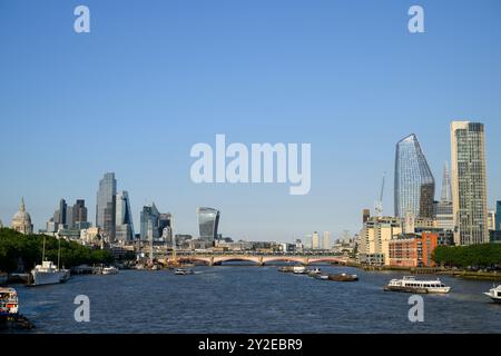 Southwark Bridge über die Themse mit St. Paul’s Cathedral und den Wolkenkratzern der City of London auf der linken Seite und in der Ferne die Skyscra Stockfoto