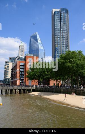 Thames Beach Southbank mit dem OXO Tower, One Blackfriars und Southbank Tower im Hintergrund. (L-R) Thames Beach, Southbank, London, Großbritannien. Juni Stockfoto