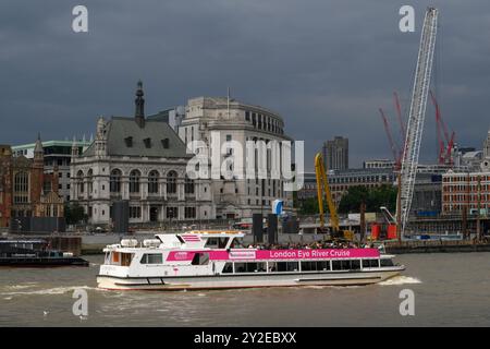 Ein Sightseeing-Boot auf der Themse, in der Nähe der Blackfriars Bridge, London, Großbritannien. Juni 2024 Stockfoto