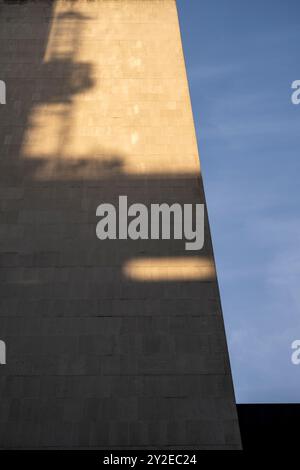 Ein Schatten wird auf der Seite des Tower Building, 11 York Road, Waterloo, London, Großbritannien, geworfen. Juni 2024 Stockfoto