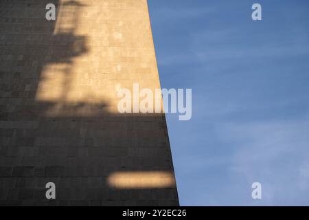 Ein Schatten wird auf der Seite des Tower Building, 11 York Road, Waterloo, London, Großbritannien, geworfen. Juni 2024 Stockfoto
