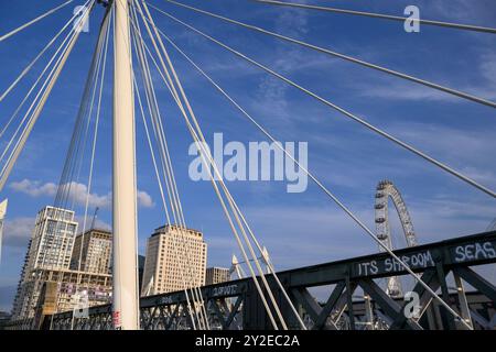 Die Kabel von einem der Pylonen, die die Brücken des Goldenen Jubiläums über die Themse stützen. Golden Jubilee Steps, auch bekannt als Hungerford Stockfoto