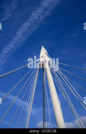 Die Kabel von einem der Pylonen, die die Brücken des Goldenen Jubiläums über die Themse stützen. Golden Jubilee Steps, auch bekannt als Hungerford Stockfoto