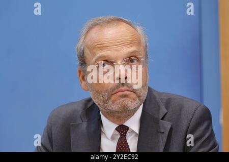 Dr. Felix Klein, Beauftragter der Bundesregierung für jüdisches Leben in Deutschland und den Kampf gegen Antisemitismus, Deutschland, Berlin, Bundespressekonferenz, Thema: 5. Gemeinsamer Bericht - Diskriminierung in Deutschland *** Dr. Felix Klein, Beauftragter der Bundesregierung für das jüdische Leben in Deutschland und die Bekämpfung des Antisemitismus, Deutschland, Berlin, Bundespressekonferenz, Thema 5 gemeinsamer Bericht zur Diskriminierung in Deutschland Stockfoto