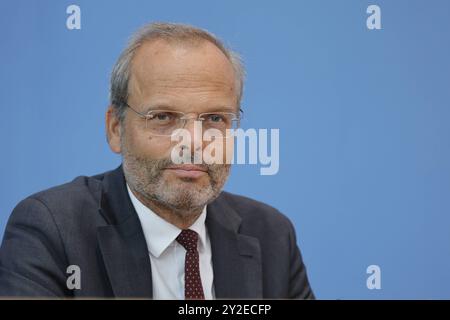 Dr. Felix Klein, Beauftragter der Bundesregierung für jüdisches Leben in Deutschland und den Kampf gegen Antisemitismus, Deutschland, Berlin, Bundespressekonferenz, Thema: 5. Gemeinsamer Bericht - Diskriminierung in Deutschland *** Dr. Felix Klein, Beauftragter der Bundesregierung für das jüdische Leben in Deutschland und die Bekämpfung des Antisemitismus, Deutschland, Berlin, Bundespressekonferenz, Thema 5 gemeinsamer Bericht zur Diskriminierung in Deutschland Stockfoto