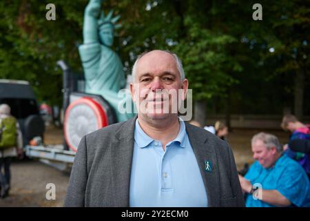 Zahlreiche Menschen haben am Dienstag 10.09.2024 in Berlin mit einer Demonstration die Bundesregierung aufgefordert, für mehr Barrierefreiheit zu sorgen. Foto: Ottmar Miles-Paul, Sprecher der LIGA Selbstvertretung Vertreterinnen und Vertreter von Verbaenden riefen im Rahmen einer Kundgebung am Brandenburger Tor dazu auf, das Allgemeine Gleichbehandlungsgesetzes AGG und das Behindertengleichstellungsgesetz BGG zu ueberarbeiten. Es gelte insbesondere, die Privatwirtschaft zu Barrierefreiheit zu verpflichten. An der Demonstration nahmen nach Angaben der Veranstalter knapp 200 Menschen Teil. Sieh Stockfoto