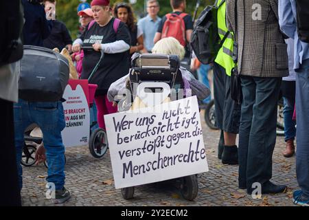 Zahlreiche Menschen haben am Dienstag 10.09.2024 in Berlin mit einer Demonstration die Bundesregierung aufgefordert, für mehr Barrierefreiheit zu sorgen. Vertreterinnen und Vertreter von Verbaenden riefen im Rahmen einer Kundgebung am Brandenburger Tor dazu auf, das Allgemeine Gleichbehandlungsgesetzes AGG und das Behindertengleichstellungsgesetz BGG zu ueberarbeiten. Es gelte insbesondere, die Privatwirtschaft zu Barrierefreiheit zu verpflichten. An der Demonstration nahmen nach Angaben der Veranstalter knapp 200 Menschen Teil. Siehe epd-Meldung vom 10.09.2024 NUR REDAKTIONELLE VERWENDUNG *** zahlreich Stockfoto