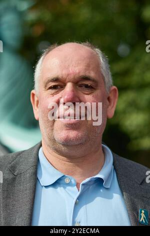 Zahlreiche Menschen haben am Dienstag 10.09.2024 in Berlin mit einer Demonstration die Bundesregierung aufgefordert, für mehr Barrierefreiheit zu sorgen. Foto: Ottmar Miles-Paul, Sprecher der LIGA Selbstvertretung Vertreterinnen und Vertreter von Verbaenden riefen im Rahmen einer Kundgebung am Brandenburger Tor dazu auf, das Allgemeine Gleichbehandlungsgesetzes AGG und das Behindertengleichstellungsgesetz BGG zu ueberarbeiten. Es gelte insbesondere, die Privatwirtschaft zu Barrierefreiheit zu verpflichten. An der Demonstration nahmen nach Angaben der Veranstalter knapp 200 Menschen Teil. Sieh Stockfoto