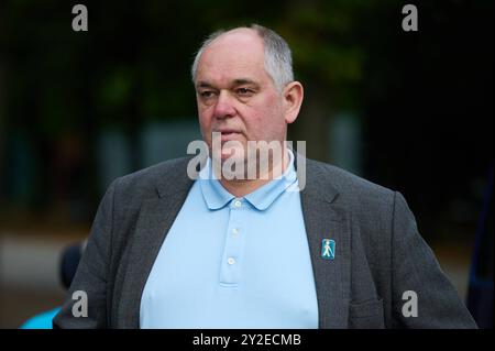 Zahlreiche Menschen haben am Dienstag 10.09.2024 in Berlin mit einer Demonstration die Bundesregierung aufgefordert, für mehr Barrierefreiheit zu sorgen. Foto: Ottmar Miles-Paul, Sprecher der LIGA Selbstvertretung Vertreterinnen und Vertreter von Verbaenden riefen im Rahmen einer Kundgebung am Brandenburger Tor dazu auf, das Allgemeine Gleichbehandlungsgesetzes AGG und das Behindertengleichstellungsgesetz BGG zu ueberarbeiten. Es gelte insbesondere, die Privatwirtschaft zu Barrierefreiheit zu verpflichten. An der Demonstration nahmen nach Angaben der Veranstalter knapp 200 Menschen Teil. Sieh Stockfoto