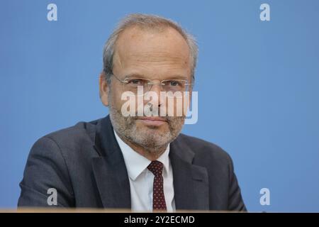 Dr. Felix Klein, Beauftragter der Bundesregierung für jüdisches Leben in Deutschland und den Kampf gegen Antisemitismus, Deutschland, Berlin, Bundespressekonferenz, Thema: 5. Gemeinsamer Bericht - Diskriminierung in Deutschland *** Dr. Felix Klein, Beauftragter der Bundesregierung für das jüdische Leben in Deutschland und die Bekämpfung des Antisemitismus, Deutschland, Berlin, Bundespressekonferenz, Thema 5 gemeinsamer Bericht zur Diskriminierung in Deutschland Stockfoto