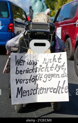 Zahlreiche Menschen haben am Dienstag 10.09.2024 in Berlin mit einer Demonstration die Bundesregierung aufgefordert, für mehr Barrierefreiheit zu sorgen. Vertreterinnen und Vertreter von Verbaenden riefen im Rahmen einer Kundgebung am Brandenburger Tor dazu auf, das Allgemeine Gleichbehandlungsgesetzes AGG und das Behindertengleichstellungsgesetz BGG zu ueberarbeiten. Es gelte insbesondere, die Privatwirtschaft zu Barrierefreiheit zu verpflichten. An der Demonstration nahmen nach Angaben der Veranstalter knapp 200 Menschen Teil. Siehe epd-Meldung vom 10.09.2024 NUR REDAKTIONELLE VERWENDUNG *** zahlreich Stockfoto