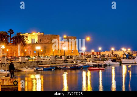 Blick auf das Fortino Sant'Antonio Abate und den Lungomare Augusto Imperatore bei Nacht, Bari, Italien Stockfoto