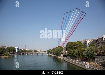 DIE MILITÄRPARADE AM 14. JULI ÜBER PARIS Stockfoto