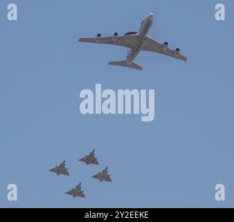 DIE MILITÄRPARADE AM 14. JULI ÜBER PARIS Stockfoto