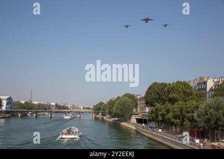 DIE MILITÄRPARADE AM 14. JULI ÜBER PARIS Stockfoto