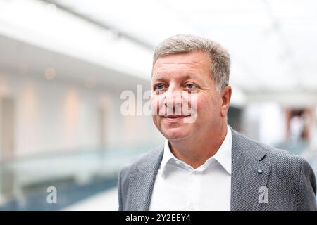 München, Deutschland. September 2024. Der bayerische Verkehrsminister Christian Bernreiter (CSU) trifft am 10. September 2024 zu einer Kabinettssitzung im Bayerischen Staatskanzleramt in München ein. Quelle: Matthias Balk/dpa/Alamy Live News Stockfoto