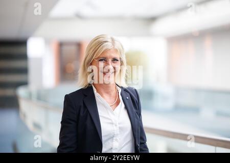 München, Deutschland. September 2024. Ulrike scharf (CSU), bayerische Sozialministerin, kommt am 10. September 2024 zu einer Kabinettssitzung im Bayerischen Staatskanzleramt in München (Bayern). Quelle: Matthias Balk/dpa/Alamy Live News Stockfoto