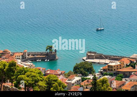 Blick von oben auf den Hafen von Nafpaktos in Griechenland. Stockfoto