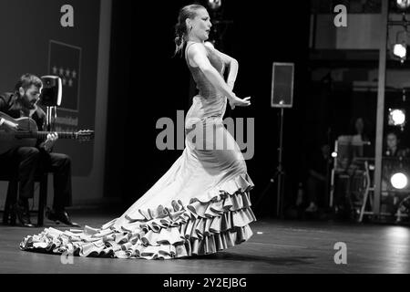 Der Tänzer Lucía Ruibal tritt während der Vorstellung der Show Suma Flemenca im Canal Theater in Madrid auf. September 2024 Spanien Stockfoto