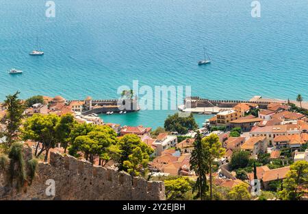 Blick von der Spitze des Hafens von Nafpaktos in Griechenland. Stockfoto