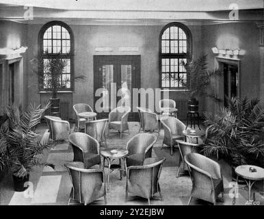 Der Wintergarten mit Sitzplätzen im Terrassenstil, Pflanzen und Bogenfenstern. Aus einer Broschüre für das Red Lion Hotel, High Wycombe, Buckinghamshire, England. Undatiert, aber Mitte Ende der 1930er Jahre: Dies basiert auf historischen Notizen, Stilen und dreistelligen Telefonnummern. Zu dieser Zeit gehörte das Hotel „Mogford’s“. Stockfoto